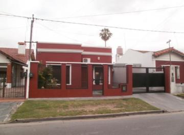 Casa · 105m² · 4 Ambientes · 2 Cocheras · Casa en Venta, 105 m, 2 Dorm.