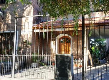 Casa · 225m² · 6 Ambientes · 4 Cocheras · Chalet a La Venta en Ituzaingo Norte