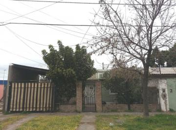 Casa de 4 ambientes, Almirante Brown · Casa Al Fte en Alquiler