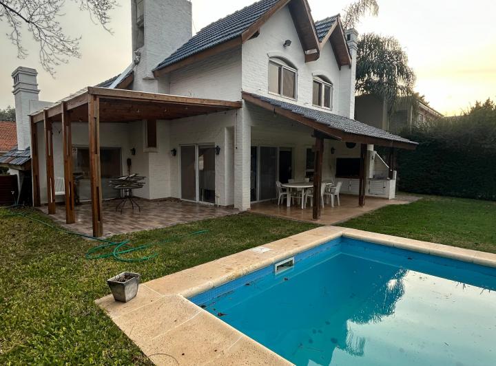Casa · 160m² · 4 Ambientes · 2 Cocheras