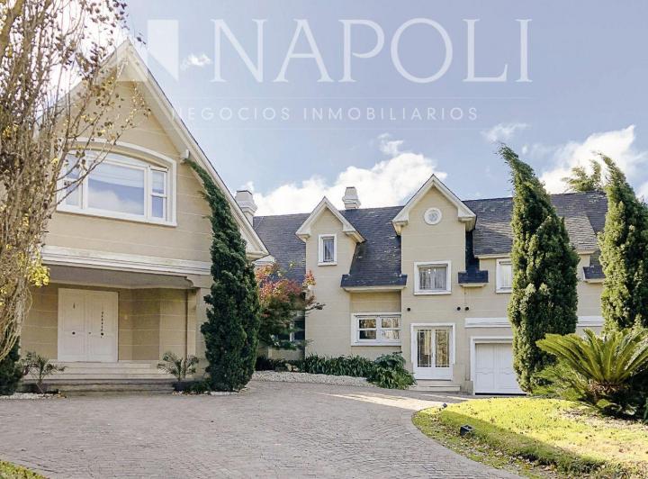 Casa · 750m² · 8 Ambientes · 6 Cocheras