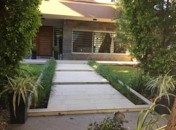 Casa · 253m² · 3 Dormitorios · 2 Cocheras · Casa - Adrogue