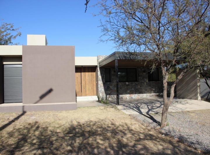 Casa · 230m² · 5 Ambientes · 2 Cocheras