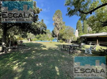 Casa · 120m² · 4 Ambientes · 2 Cocheras · Casa en Venta con Jardin Salida a 2 Calles Pileta Quincho Sobre 4 Lotes