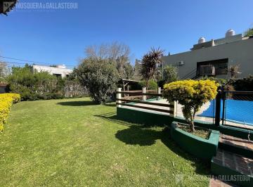 Casa · 270m² · 4 Ambientes · Casa en Venta - Excelente Estado - Pilar