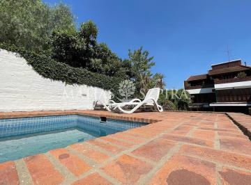 Casa · 447m² · 4 Ambientes · 5 Cocheras · Venta de Hermoso Chalet de 4 Ambientes en Castelar