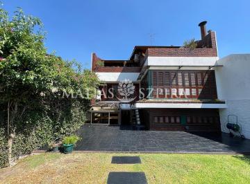 Casa · 447m² · 4 Ambientes · 5 Cocheras · Venta de Hermoso Chalet de 4 Ambientes en Castelar