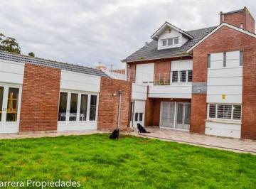 Casa · 500m² · 4 Dormitorios · 2 Cocheras · Impecable Chalet con Detalles de Lujo