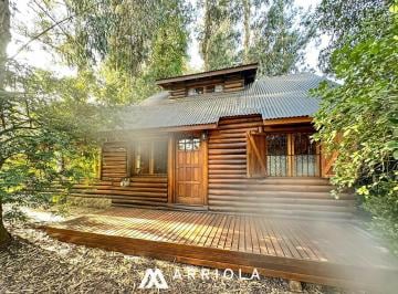 Casa · 75m² · 3 Ambientes · 1 Cochera · Bosque Peralta Ramos: Cabaña Rodeada de Vegetación.