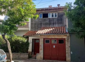Casa · 240m² · 5 Ambientes · 1 Cochera · Casa - San Fernando