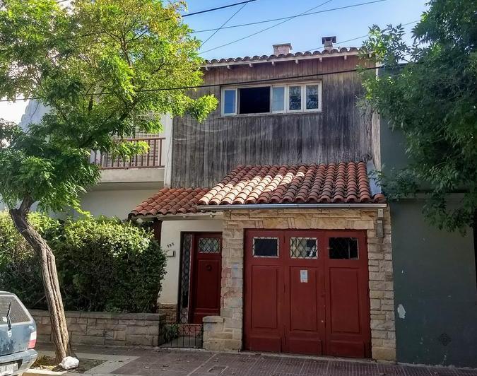 Casa · 240m² · 5 Ambientes · 1 Cochera
