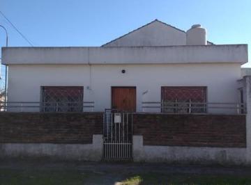 Casa · 78m² · 4 Ambientes · 2 Cocheras · Venta - Casa de 4 Ambientes en Bernal Oeste