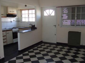 Casa · 50m² · 4 Ambientes · 1 Cochera · Casa en Banfield Este