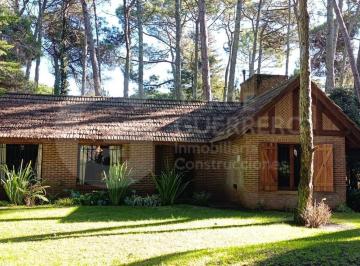 Casa · 1155m² · 2 Dormitorios · 1 Cochera · Casa - Carilo