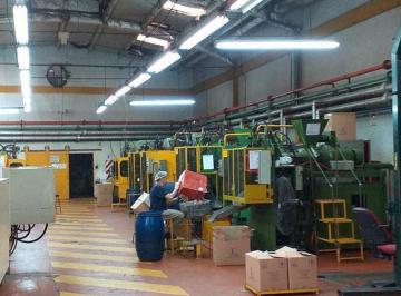 Bodega-Galpón , Flores · Importante Establecimiento Industrial de 2350 m² Cubiertos del Rubro del Plástico.