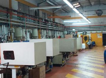Bodega-Galpón · 2350m² · Importante Establecimiento Industrial de 2350 m² Cubiertos del Rubro del Plástico.