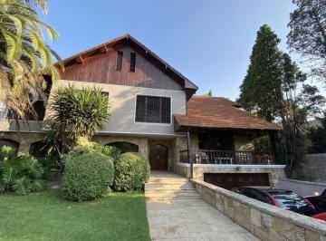 Casa · 750m² · 6 Ambientes · 4 Cocheras · Clásico Gran Chalet en Lo Mejor de Adrogué.