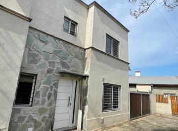 Casa · 163m² · 4 Ambientes · 1 Cochera · Casa en B con Porton, Bella Vista