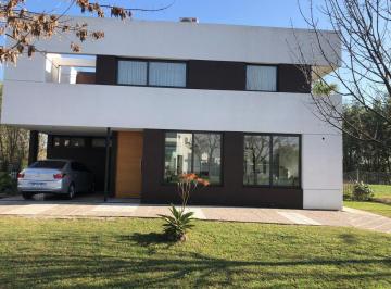 Casa · 222m² · 4 Ambientes · 1 Cochera · L Iturralde Prop Casa en Venta Moderna y Minimalista