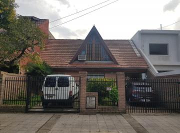 Casa · 400m² · 6 Ambientes · 6 Cocheras · Excelente Casa Chalet con 5 Dorm. y Galpon