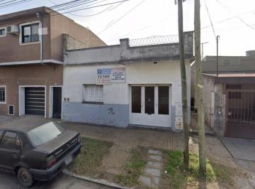 Casa · 112m² · 3 Ambientes · 1 Cochera · Caseros: Casa Al Frente con Garage; Living Comedor; Cocina Comedor; Dos Dorm.; Baño Instalado;