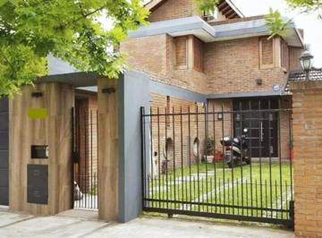Casa · 220m² · 4 Ambientes · 2 Cocheras · Casa Venta Ituzaingo
