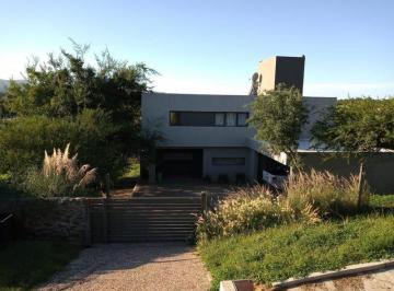 Casa · 330m² · 6 Ambientes · Casa en Venta. Barrio Molino de Viento. Mendiolaza, Córdoba.