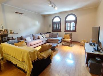 Casa · 300m² · 4 Ambientes · 1 Cochera · Antigua Casa Reciclada en Venta.