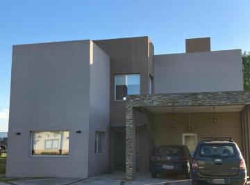 Casa de 5 ambientes, General Rodríguez · Casa en Venta. El Nacional Club de Campo - Rodriguez.