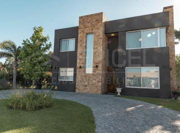 Casa · 320m² · 4 Ambientes · 2 Cocheras · Casa en Venta Los Naranjos - Gran Oportunidad!