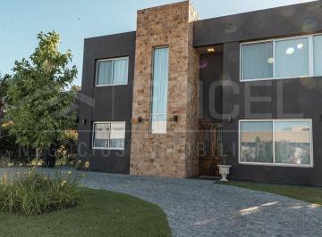 Casa · 724m² · 4 Ambientes · 2 Cocheras · Casa en Venta Los Naranjos - Gran Oportunidad!