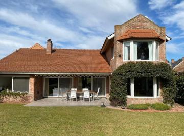 Casa · 265m² · 7 Ambientes · Casa en Venta en Las Praderas - Lujan