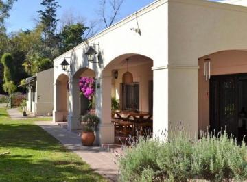 Quinta vacacional · 297m² · Casa Quinta Ubicada a 100 m de La Av Pres. Perón.
