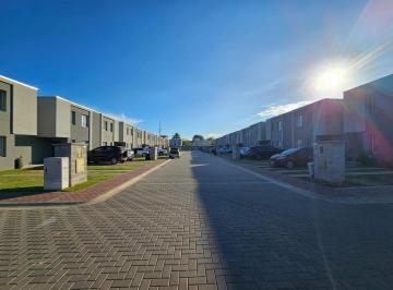 Casa · 104m² · 4 Ambientes · 2 Cocheras · Casa en Venta 4 Amb en Barrio Tortugas