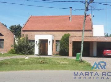 Casa · 300m² · 4 Ambientes · 2 Cocheras · Chalet Country Club Banco Provincia - Moreno