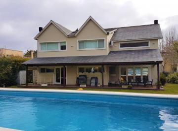 Casa · 320m² · 4 Ambientes · 2 Cocheras · Chalet 4 Ambientes en Rumenco Los Pinos