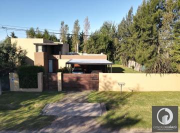 Casa · 273m² · 5 Ambientes · 2 Cocheras · Casa de 3 Dorm. en Venta con Pileta Hostal del Sol San Eduardo Aldea