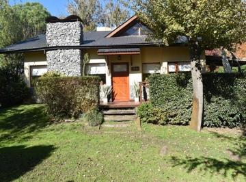 Casa · 240m² · 4 Ambientes · 1 Cochera · Impecable Casa en El Paseo del Bosque!