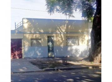 Casa · 92m² · 4 Ambientes · 6 Cocheras · Av Francia 2675. Venta Apta Credito Casa con Amplio Terreno.