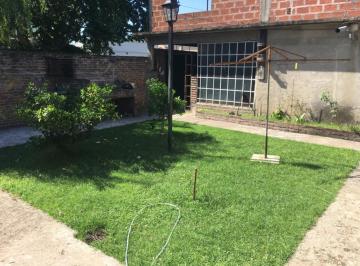 Casa · 155m² · 3 Ambientes · 1 Cochera · Casa de 3 Amb C/ Cochera + Local + Jardin Central