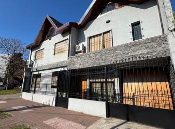 Casa · 250m² · 5 Ambientes · 2 Cocheras · En Venta en Martin Coronado Hermoso Chalet 5 Ambientes 3 Baños F: 8278