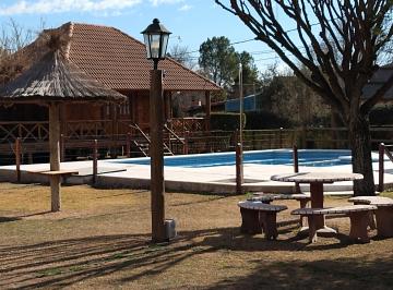 Cabaña y piscina · Complejo de Cabañas con Pileta Climatizada en Nono