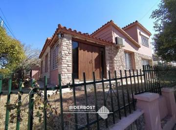 Casa · 220ha · 4 Ambientes · 2 Cocheras · Se Vende Propiedad de Dos Dorm. Mas Departamento y Local en Barrio Jose Muñoz
