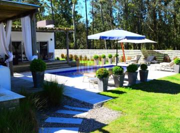Foto1 · Espectacular Casa, a 8 Cuadras de La Playa, Ubicada en Uno de Los Barrios Residenciales Mas Exclus
