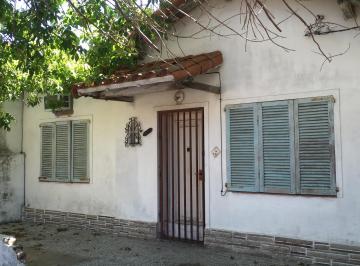 Casa · 1m² · 6 Dormitorios · 3 Cocheras · Oportunidad. Venta en Block 3 PH en Banfield. Acepta Permuta.