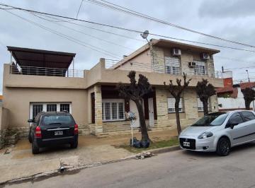 Casa · 170m² · 5 Ambientes · En Venta en El Palomar Zona Colegio Emaus Chalet en Dos Plantas Sobre Lote de 230 m² Permuto por Chal