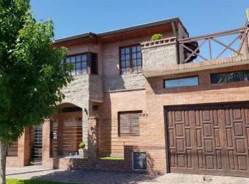Casa · 180m² · 7 Ambientes · 1 Cochera · Chalet en Venta en Villa Luzuriaga
