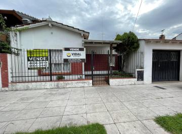 Casa de 3 ambientes, Morón · Chalet en Venta en Barrio Guemes
