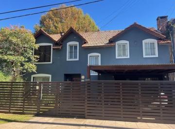 Casa · 193m² · 6 Ambientes · 2 Cocheras · Casa de 4 Dorm. en Venta Parrillero Galería Jardín Fisherton