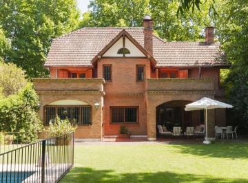 Casa · 330m² · 7 Ambientes · 2 Cocheras · Casa con Gran Jardin y Pileta - Lomas Schoenstatt